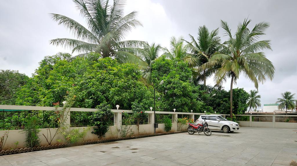 Hotel Magnum Inn Junagadh Bagian luar foto