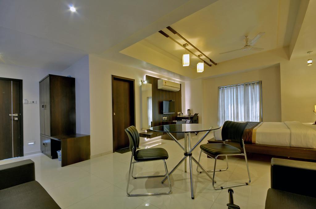 Hotel Magnum Inn Junagadh Bagian luar foto