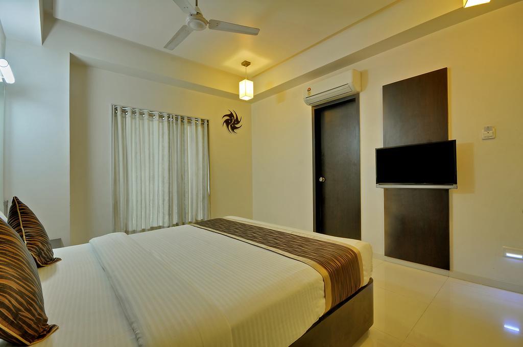 Hotel Magnum Inn Junagadh Bagian luar foto